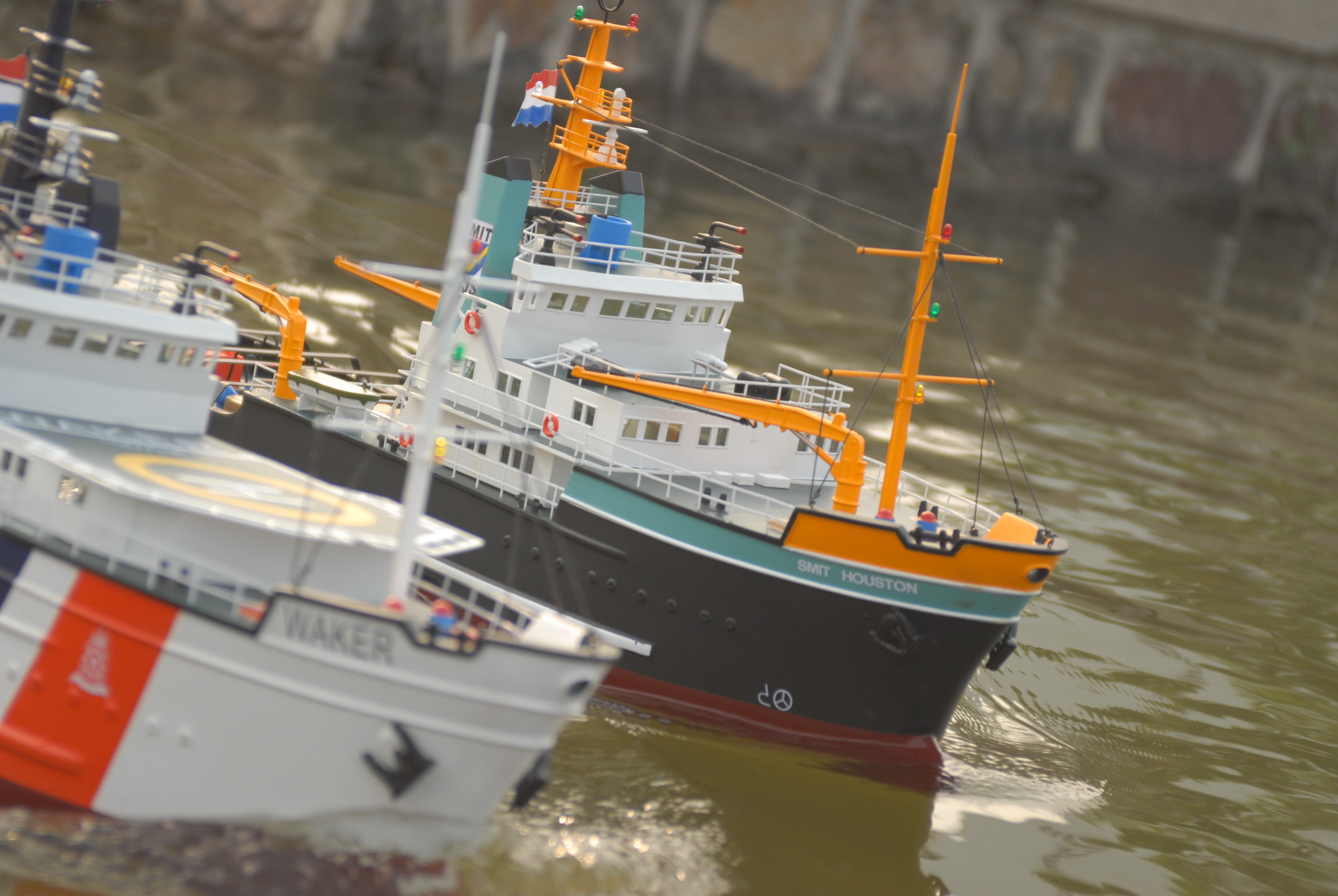 large-40-inches-in-length-rc-smit-houston-ocean-going-tug-boat-tows